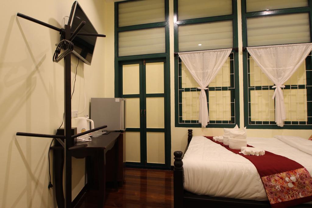 Srisomboon Hostel Trang Exterior photo