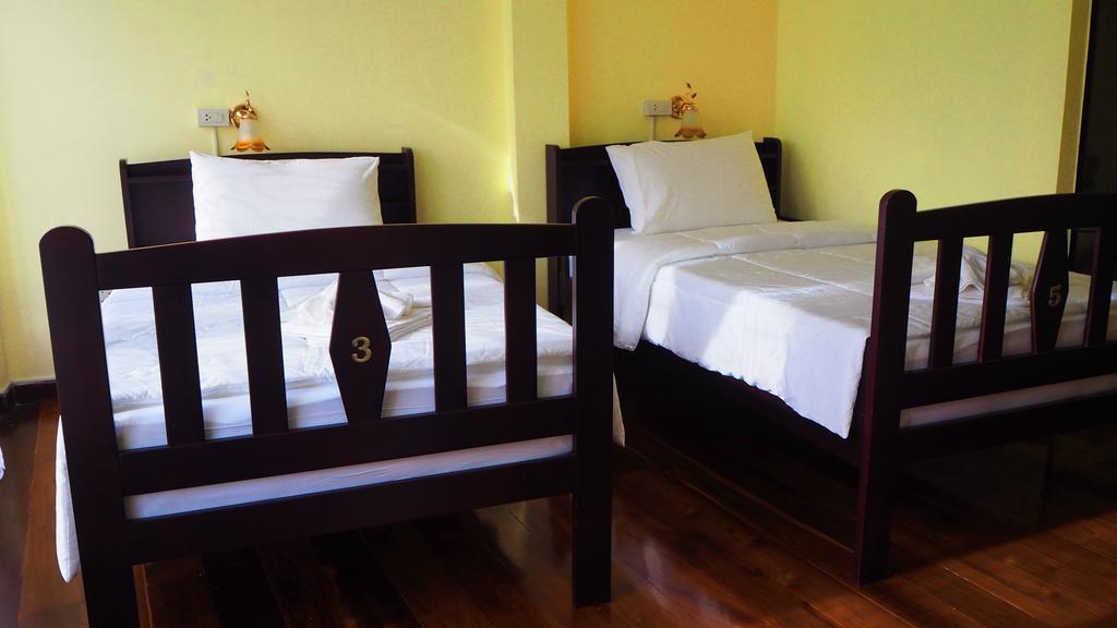 Srisomboon Hostel Trang Exterior photo