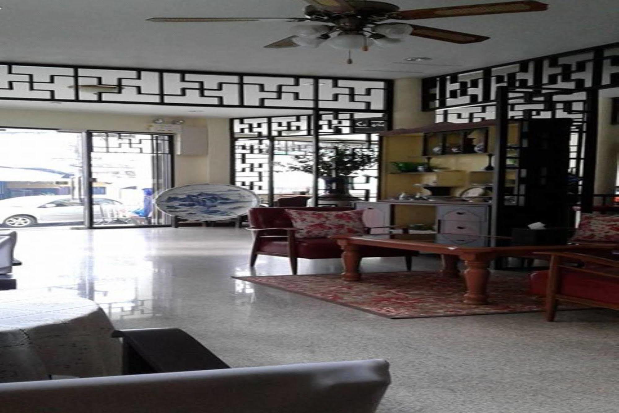 Srisomboon Hostel Trang Exterior photo