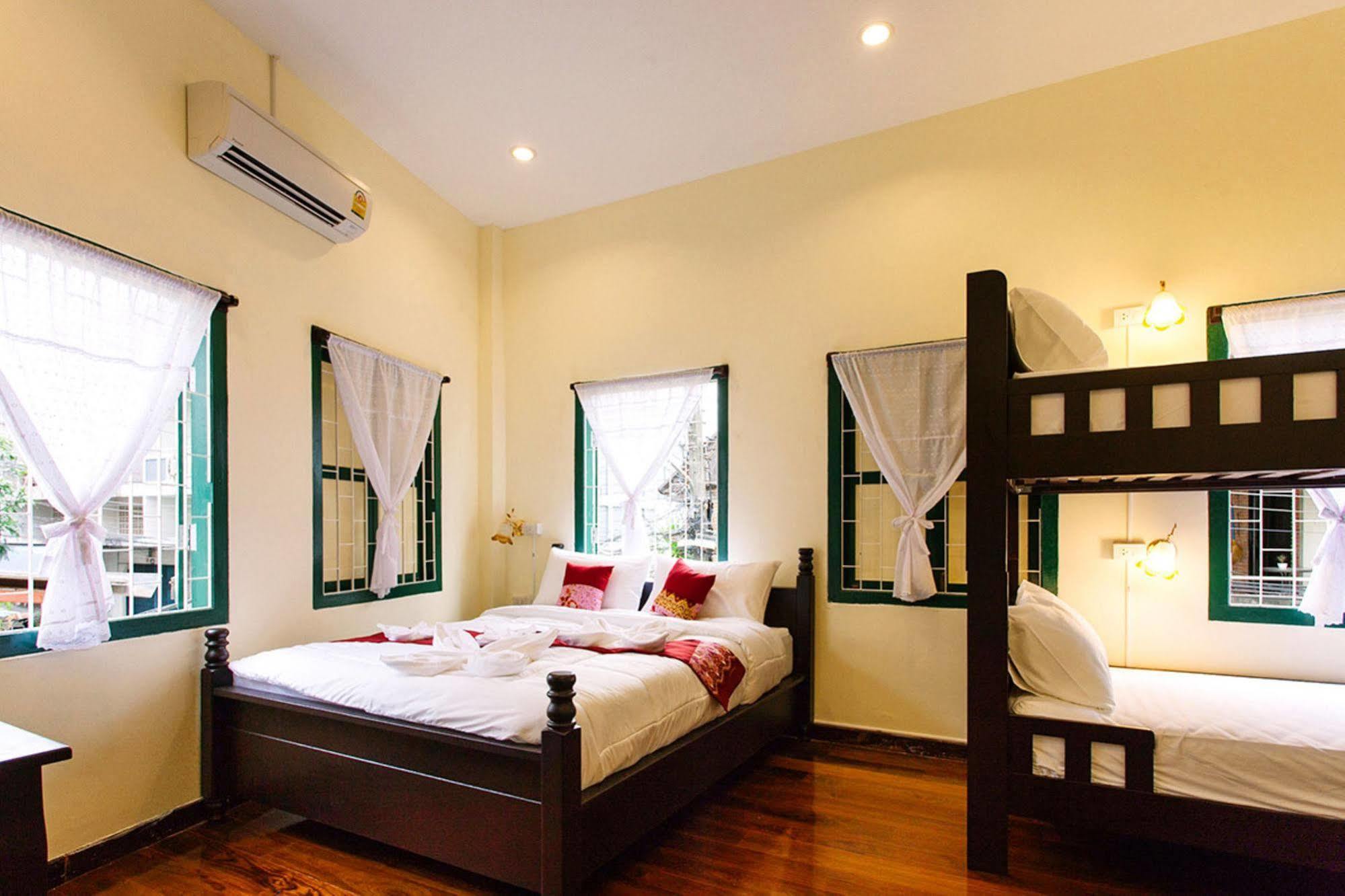 Srisomboon Hostel Trang Exterior photo