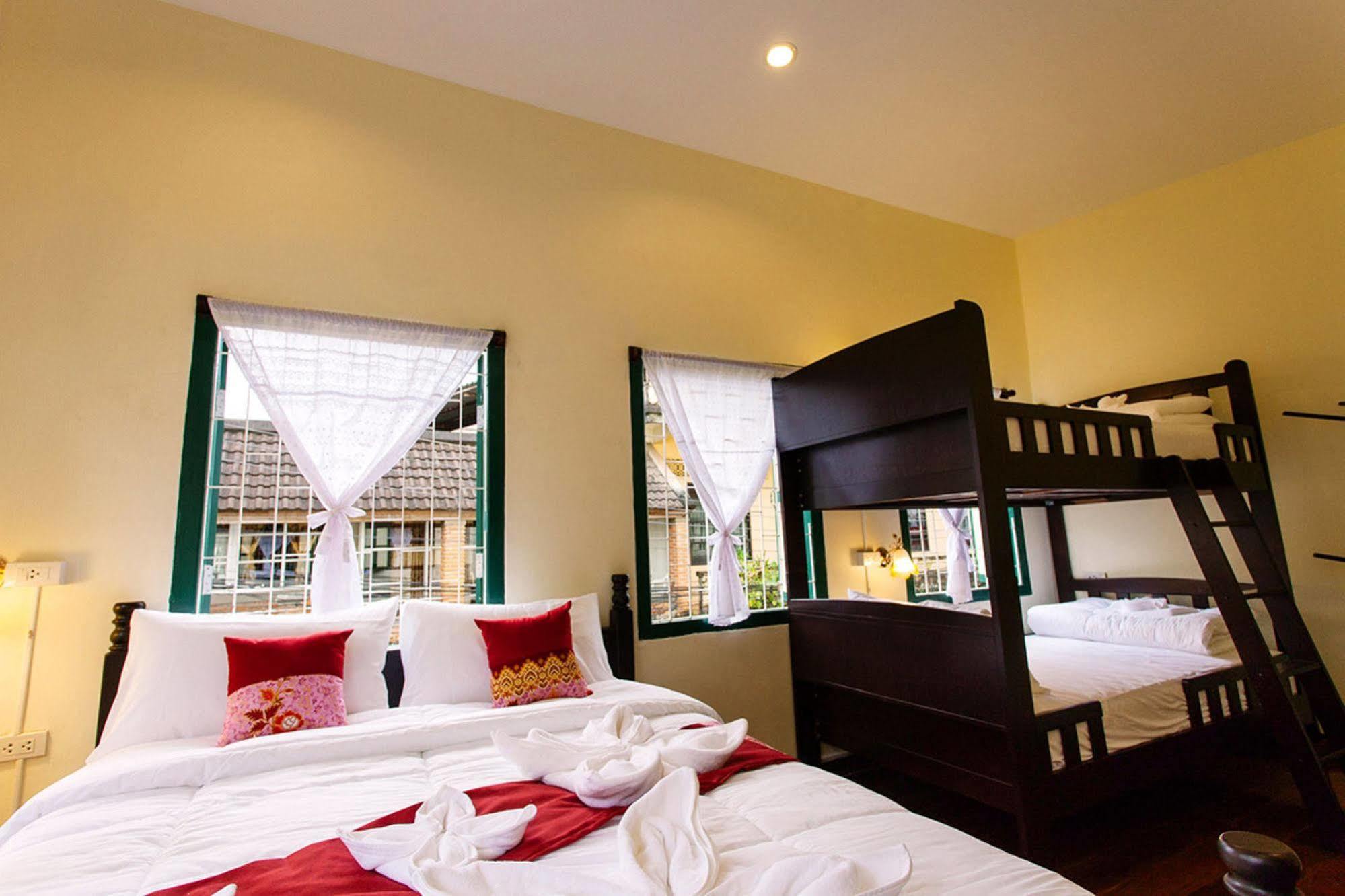Srisomboon Hostel Trang Exterior photo