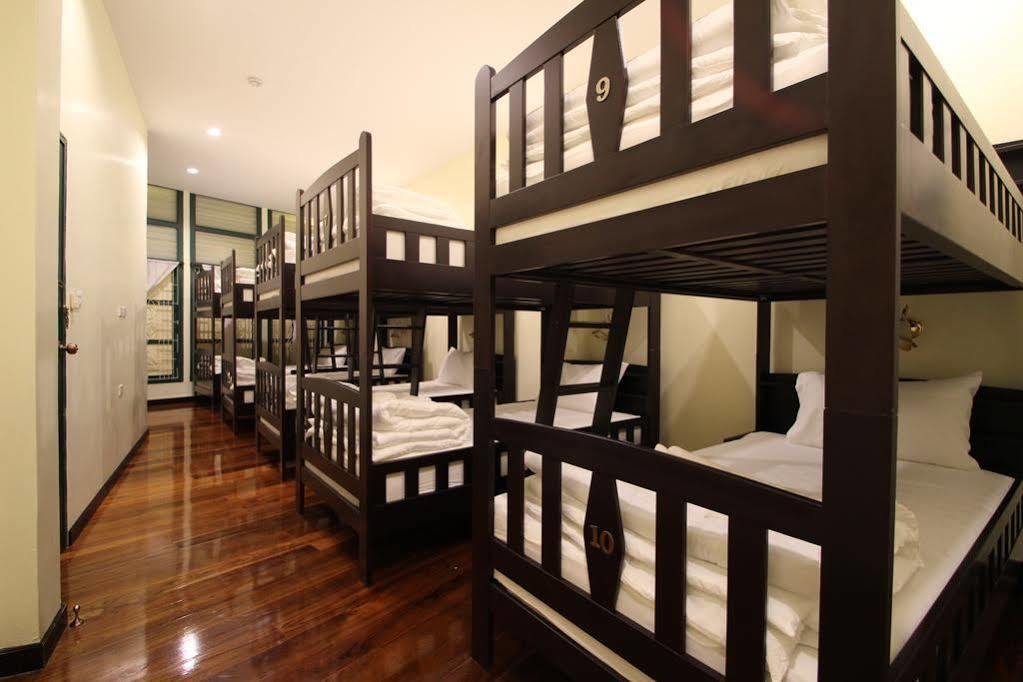 Srisomboon Hostel Trang Exterior photo
