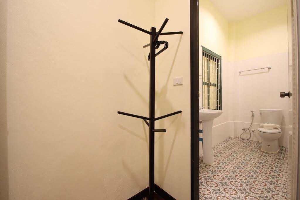 Srisomboon Hostel Trang Exterior photo